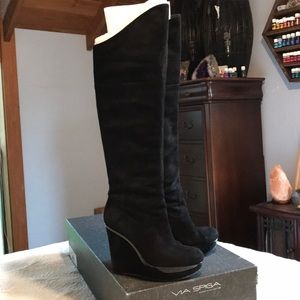 Via Spiga V-Adair Suede Wedge Boots🖤🖤🖤